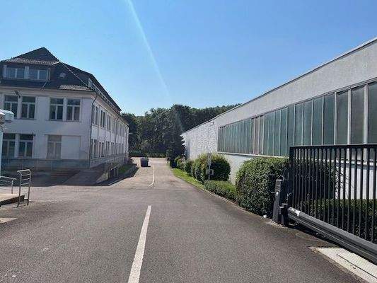 Zufahrt mit Parkplätzen