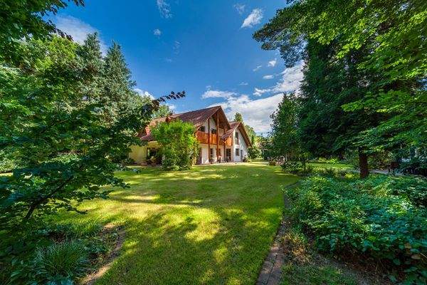 Außenansicht mit Garten