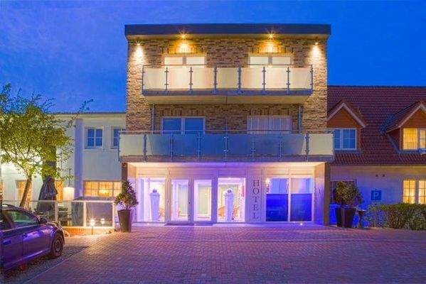 Hotel abends mit Beleuchtung