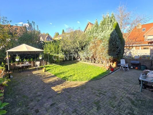Gegenseite des Gartens mit großer Terrasse