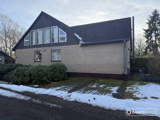 Straßenansicht mit Parkplätzen