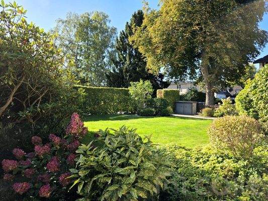 Außen_Gartenblick auf Straße