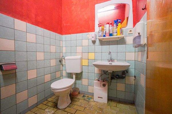 WC für die Gewerbefläche