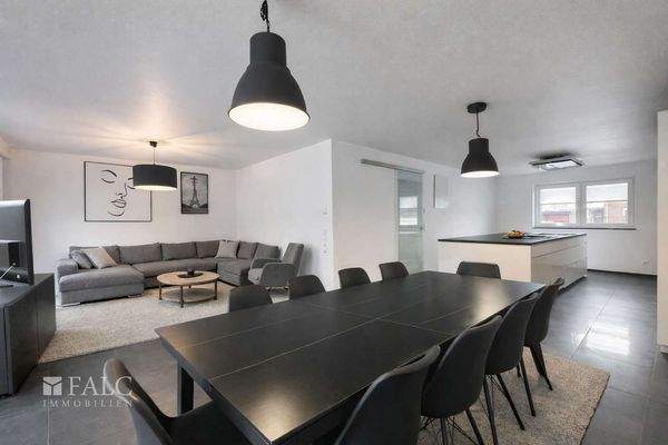 Offener Wohn- und Essbereich mit Designküche