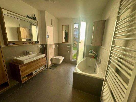 Helles, super Badezimmer mit großer Dusche 