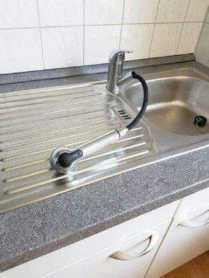 WE-22-Edelstahlspüle-mit-Spültischarmatur-und-Brau