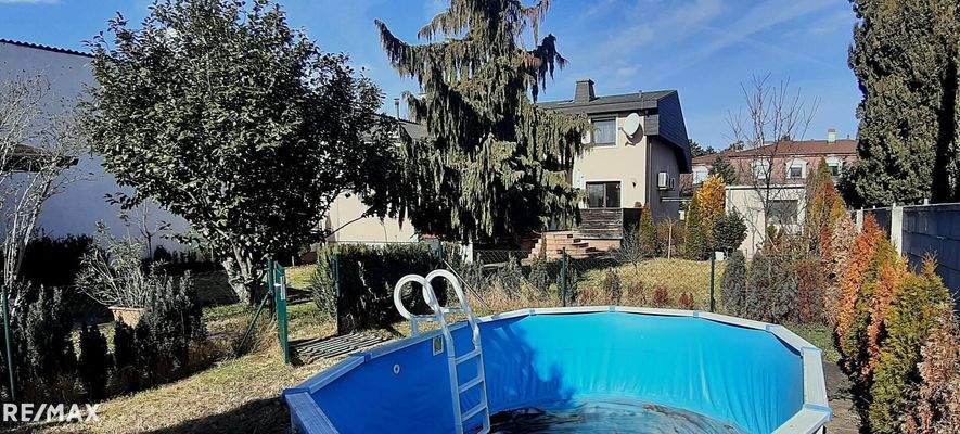 Blick v. Garten z. Haus und Pool