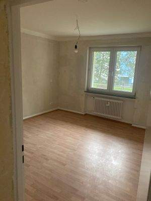 Weiteres Schlafzimmer mit Vinyl-Bodenbelag in Holzoptik mit tapezierfähigen Wänden.