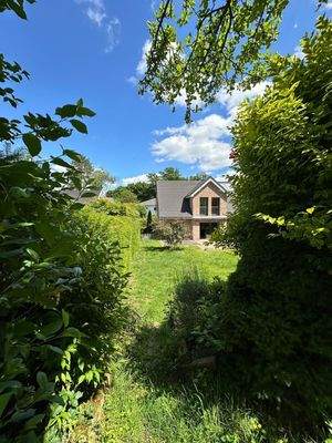 Blick vom Gartenende zum Haus