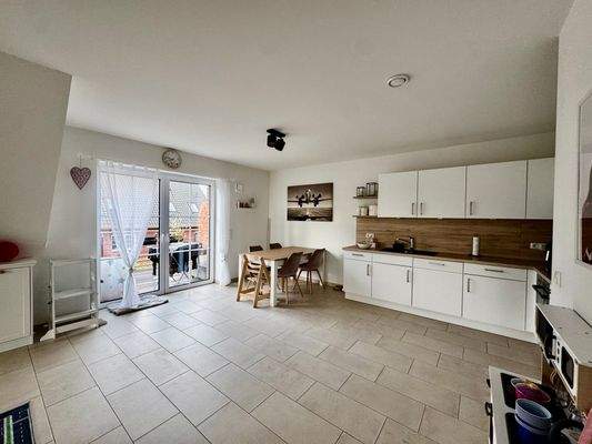 Einbauküche mit Essbereich