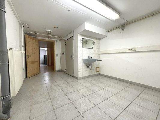 mit Waschgelegenheit