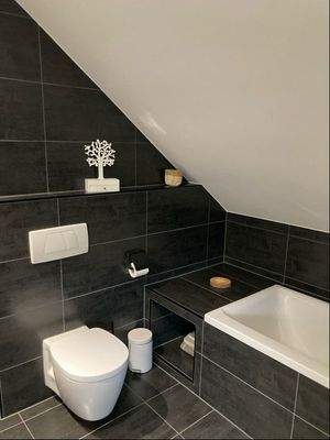 modernes Familienbad mit Wanne, Dusche, WC & Waschbecken - Dachgeschoss