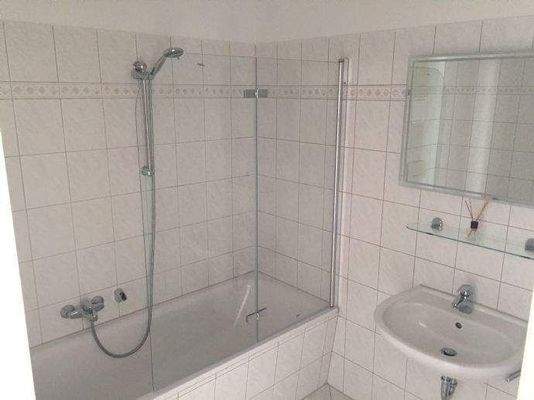 Bad mit Wannenabtrennung und beleuchtem Spiegel