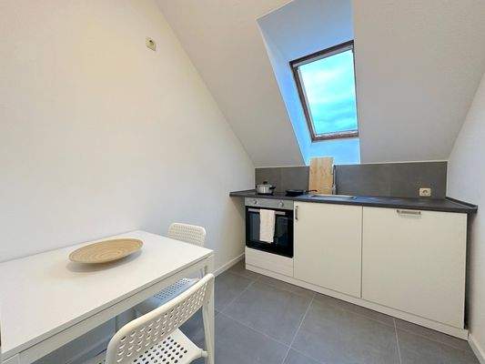 Helle Küche mit Dachfenster