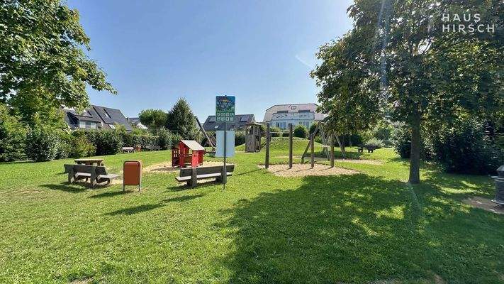 Spielplatz ( 80 Meter vom Haus) 