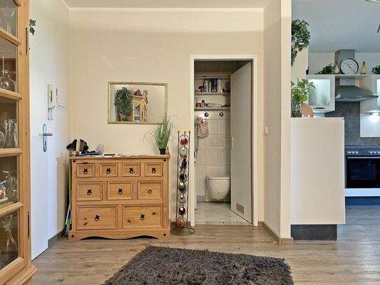 Flur mit Wohnbereich und Küche (2).jpg