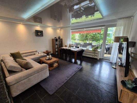 ein helles Wohnzimmer