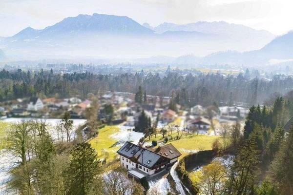 Drohnenaufnahme mit Sicht auf Berge