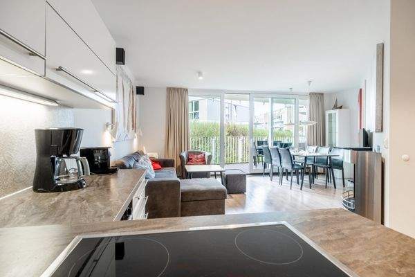 Küchenbereich mit Blick in den Wohn- und Essbereich