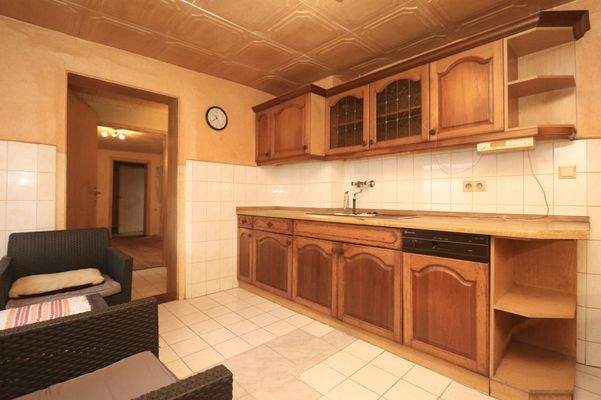 Küche mit Durchgang zu den Wohnräumen