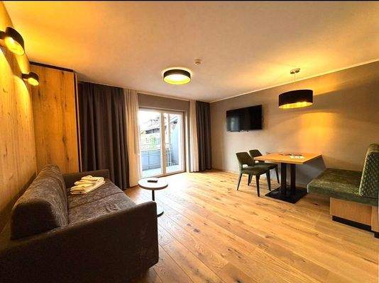 Wohnzimmer Richtung Balkon.jpg