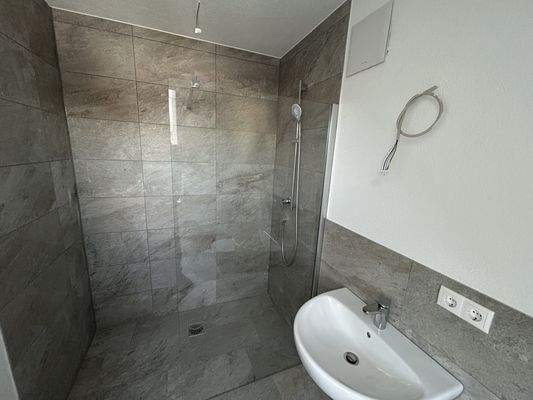 bodentiefe Dusche mit Glasabtrennung