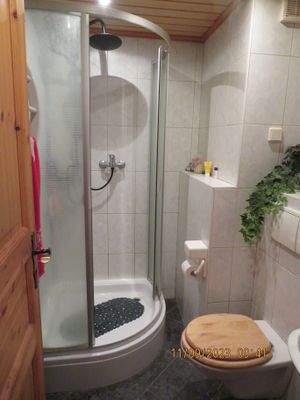 DG: separates Bad mit Dusche