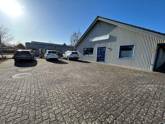 Stellplätze vor dem Gebäude