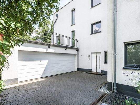 Eingang und Doppelgarage