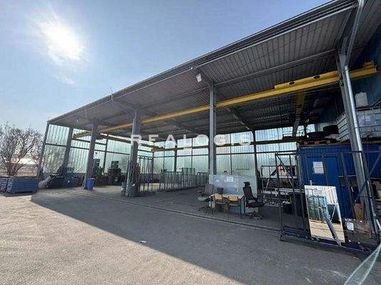 überdachtes Außenlager mit Kran