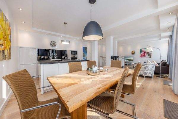 Gemütliche Sitzecke mit Blick zum Balkon und Park