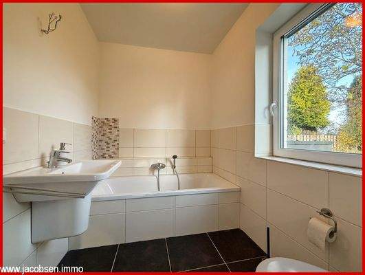 Badezimmer mit Wanne im Gartengeschoss