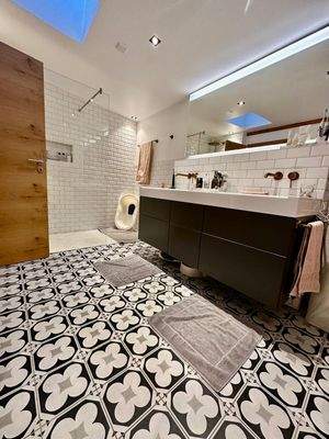 OG: Bad mit Dusche; im EG mit Wanne