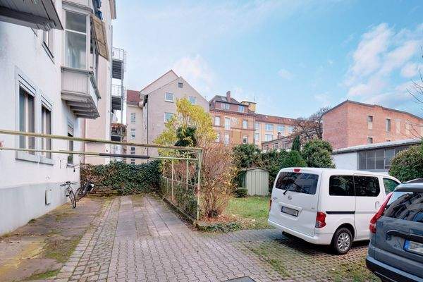 Hinterhof mit Stellplätzen