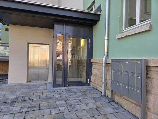 Hauseingang mit Fahrstuhl und Briefkastenanlage