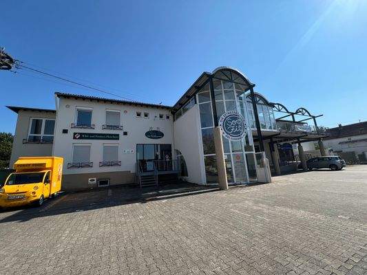 Vorderansicht mit Eingang zum Laden