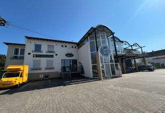 Vorderansicht mit Eingang zum Laden