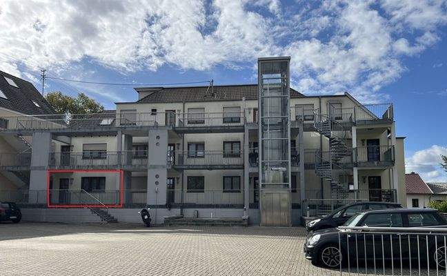 Rückansicht des Hause mit Stellplätzen 