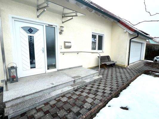 Haustüre und Garage