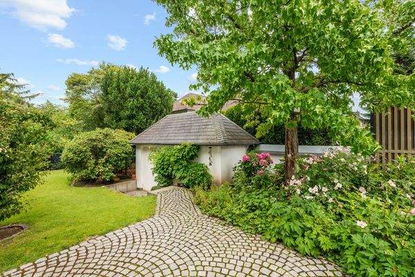 Hinterer Garten mit gemauerten Gartenhaus