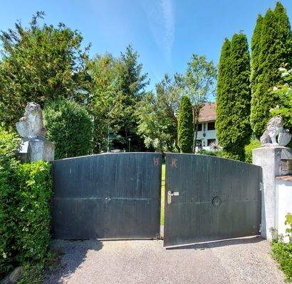 LeBa aussen offenes Tor in Richtung Einfahrt 1.jpg