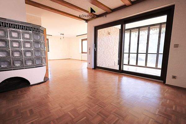 ...und hinein in den Lebensmittelpunkt mit Essplatz am Kachelofen