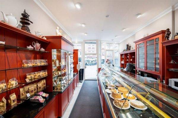 Hochwertige Eingangsbereich mit toller Theke