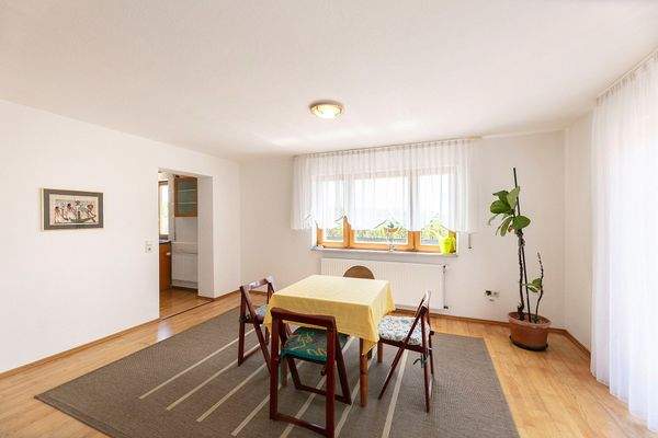 Essbereich mit Blick in die Küche || EG