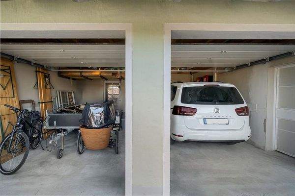 Doppelgarage mit Stauraum