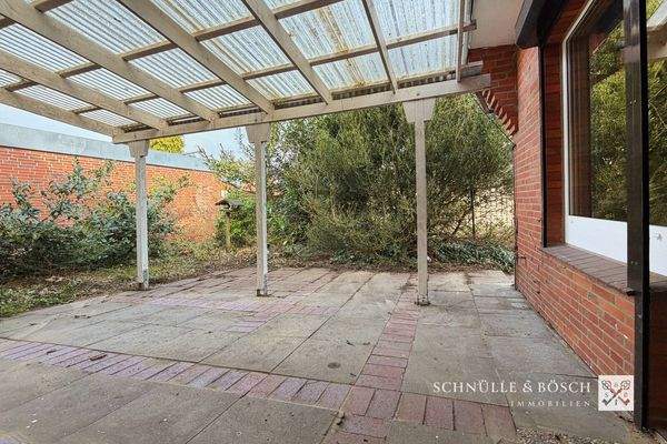 Teilüberdachte Terrasse für entspannte Abende im Freiene (1)