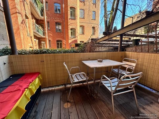 Gemütlicher Balkon zum Innenhof