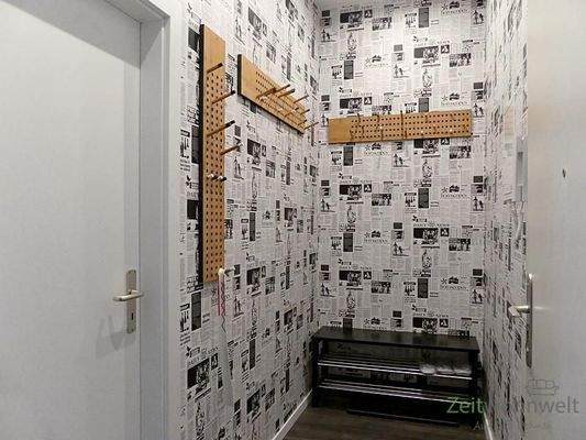 Wohnungsflur mit Lesestoff