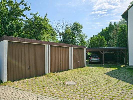 3 Garagen und 2 Stellplätze