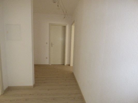 Flur/Blick von der Wohnungstür zum Bad